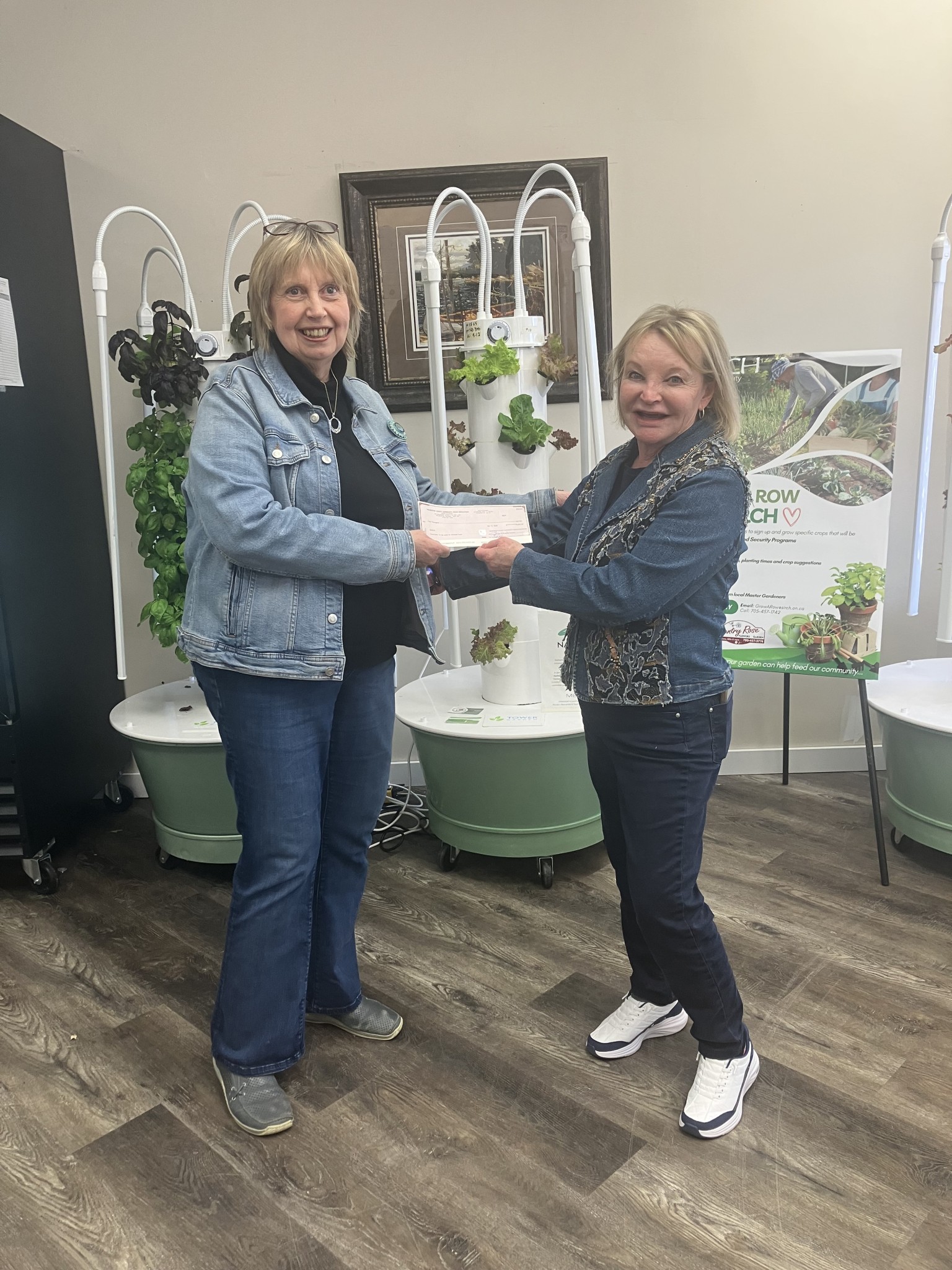 100.9 & 97.1 Canoe FM was proud to present a cheque in the amount of $5,000 to SIRCH Community Services in support of their School’s Cool program. It’s incredibly rewarding to see Bingo proceeds making a direct impact in our community and supporting opportunities for kids to learn, connect, and thrive.
Pictured: Roxanne Casey, Station Manager of Canoe FM presenting a bingo proceed cheque to Gena Robertson, Executive Director at SIRCH Community Services.
100.9 Canoe FM Community Radio #canoefm